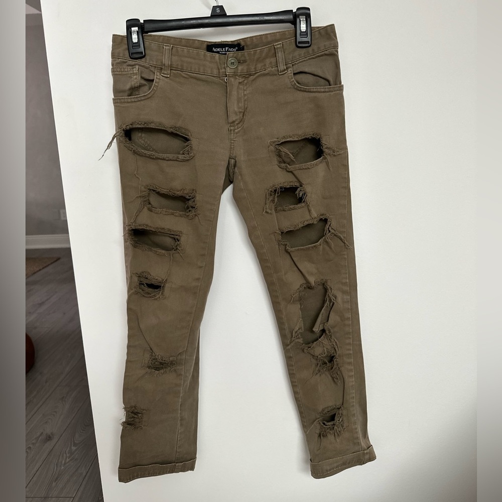 Low rise ripped jeans